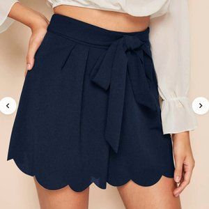 SHEIN Knot Front Scallop Hem Shorts